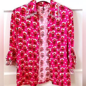 CELIA B BRAND NEW fun floral PINK TOP! Scalloped lace trim! NWOT. Size XS.